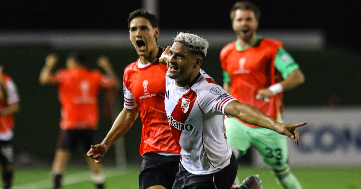 Jugadores de River Plate celebrando un gol en un partido de Sudamericana contra Carabobo