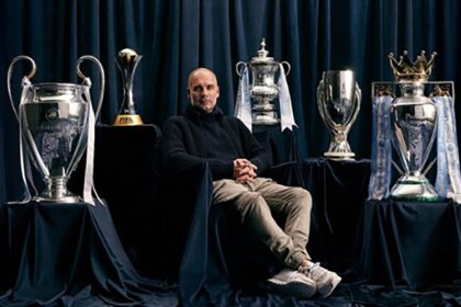 Pep Guardiola en el estadio del Manchester City aplaudiendo a la afición