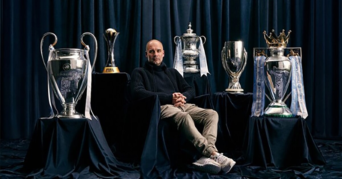 Pep Guardiola en el estadio del Manchester City aplaudiendo a la afición