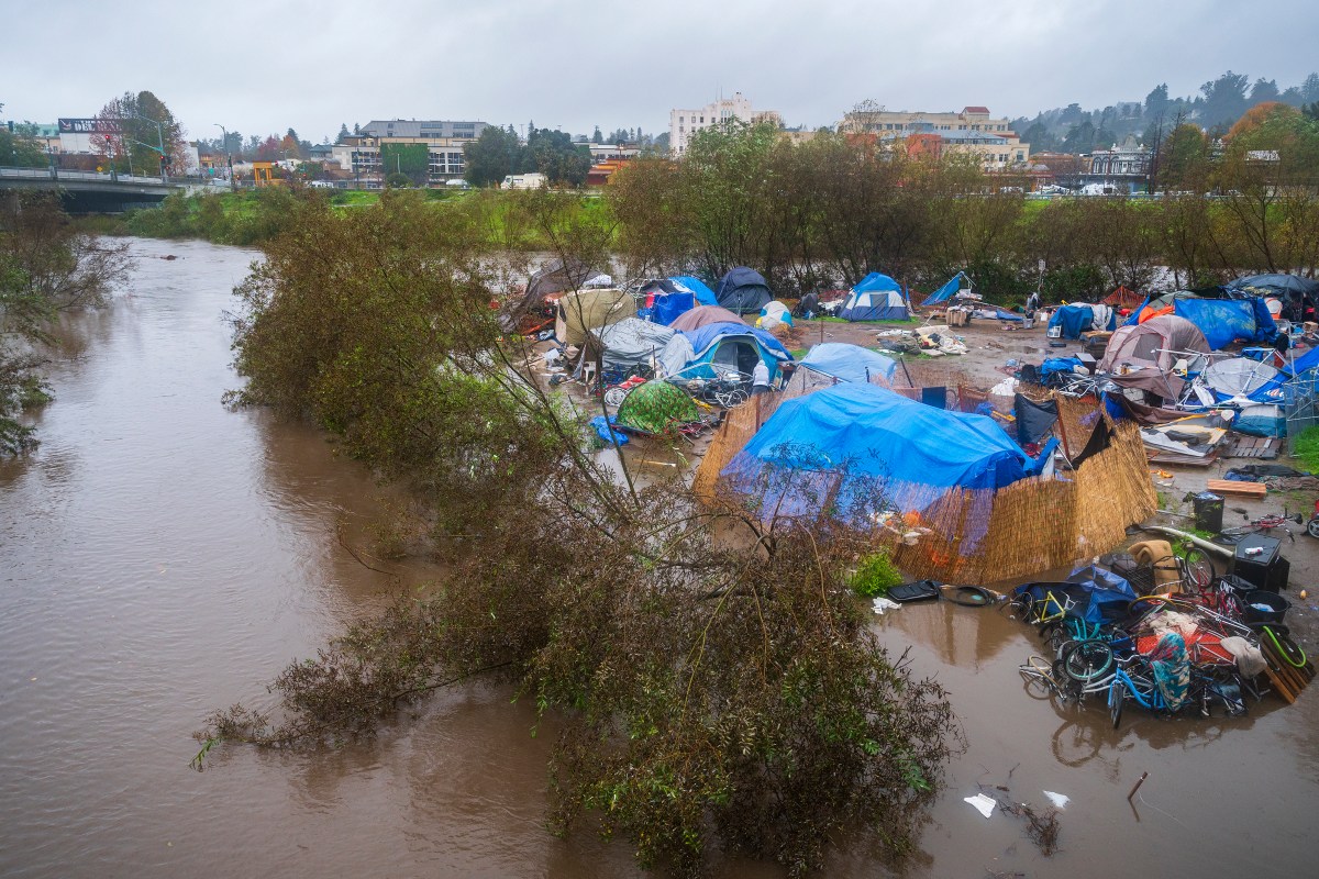 Personas viviendo en asentamientos precarios con viviendas inseguras y dañadas por el cambio climático