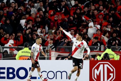 Imagen de jugadores de River Plate y Bragantino en acción durante un partido de la Copa Sudamericana