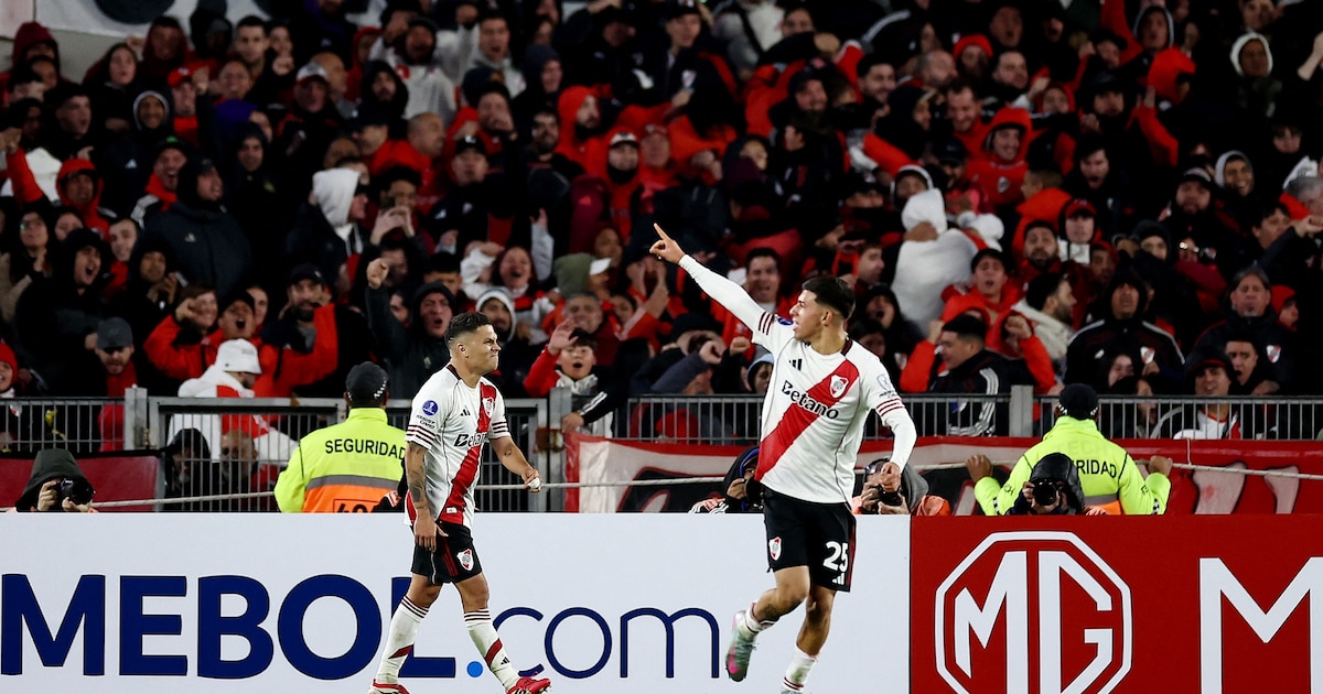 Imagen de jugadores de River Plate y Bragantino en acción durante un partido de la Copa Sudamericana