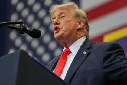 Donald Trump hablando con periodistas en el Aeropuerto Internacional de Palm Beach