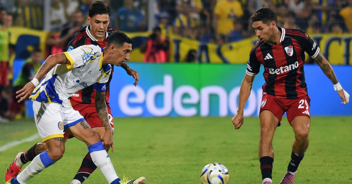 Jugadores de River Plate y Rosario Central en acción durante un partido anterior