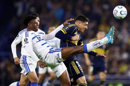 Jugadores de Boca Juniors y Cruzeiro en un emocionante partido de Copa Libertadores