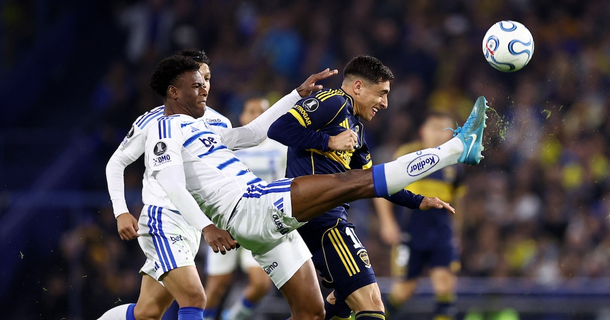 Jugadores de Boca Juniors y Cruzeiro en un emocionante partido de Copa Libertadores