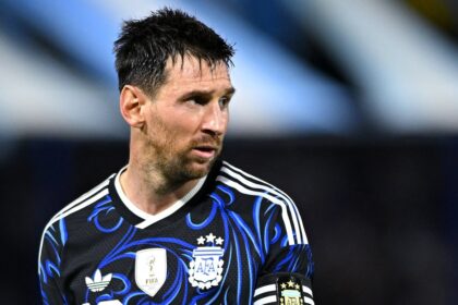 Lionel Messi en una imagen de archivo sonriendo y sosteniendo un trofeo