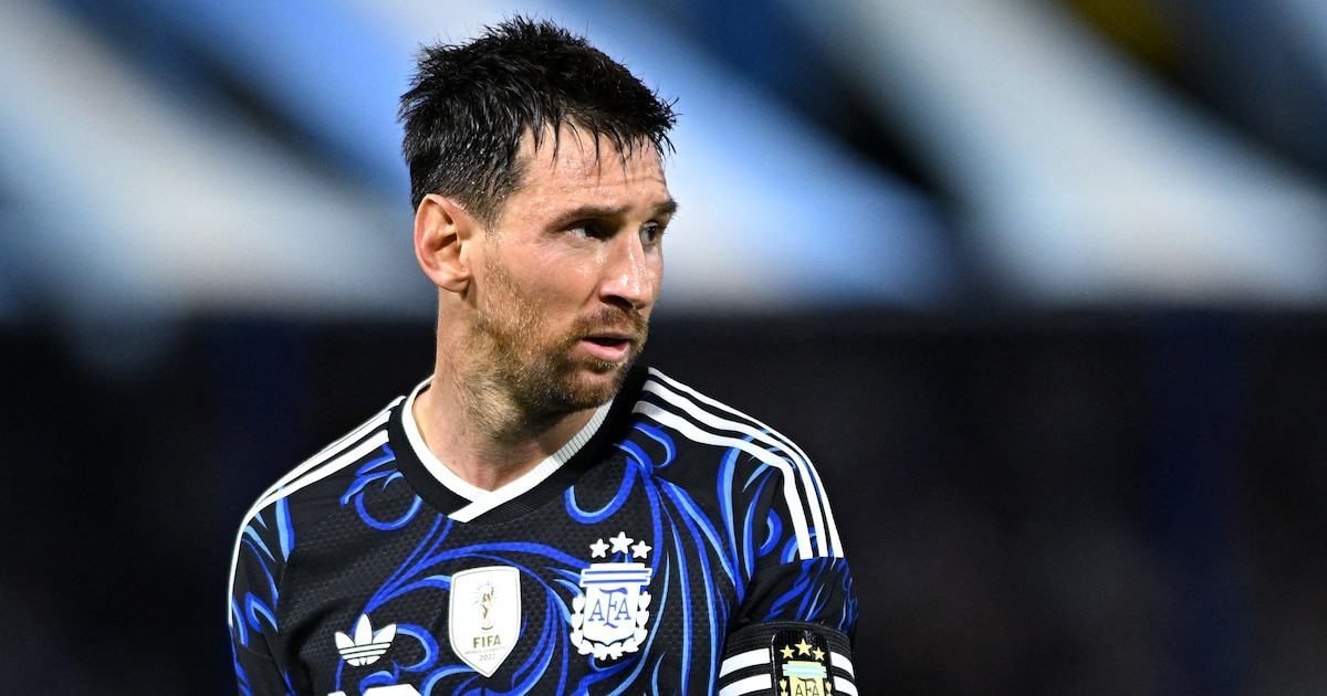 Lionel Messi en una imagen de archivo sonriendo y sosteniendo un trofeo