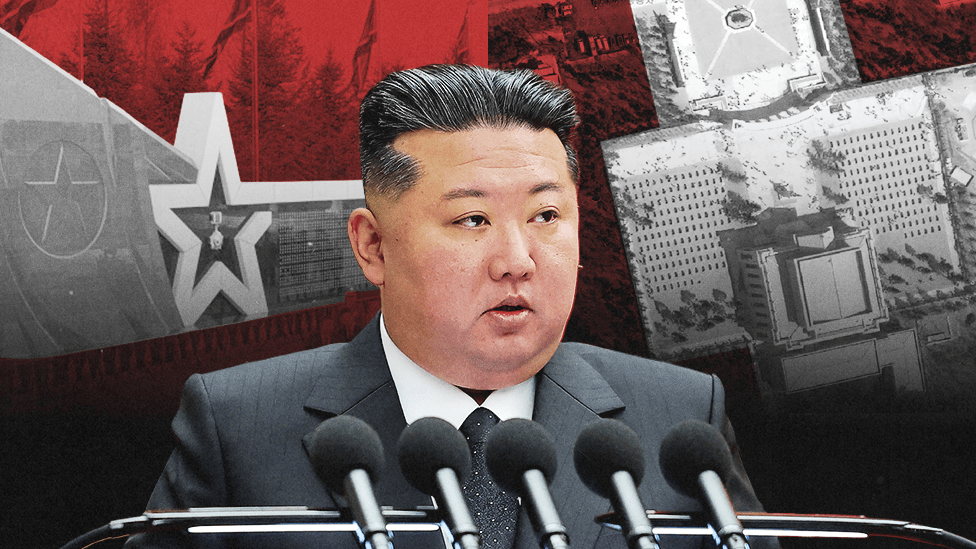 Imagen de un monumento en Pyongyang con nombres de soldados norcoreanos muertos en Ucrania