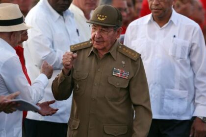 Imagen de banderas de China, Rusia y Cuba juntas, simbolizando su alianza