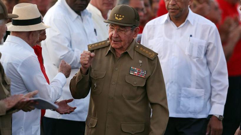 Imagen de banderas de China, Rusia y Cuba juntas, simbolizando su alianza