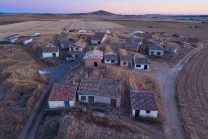 Imagen de un pueblo montañoso en España con viviendas rurales y conexión a internet