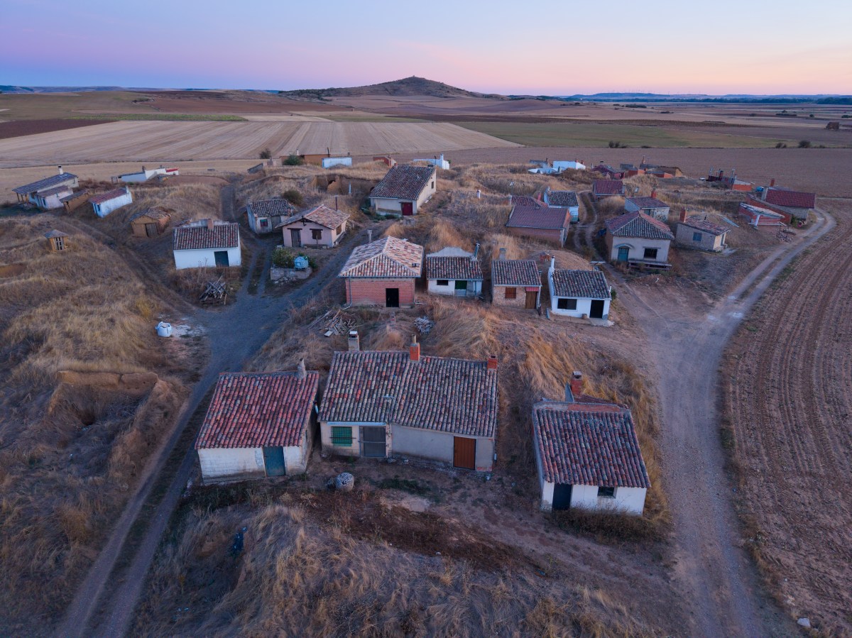 Imagen de un pueblo montañoso en España con viviendas rurales y conexión a internet