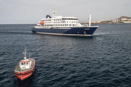 Un crucero afectado por un brote de hantavirus fondea en el puerto de Granadilla, en Tenerife.