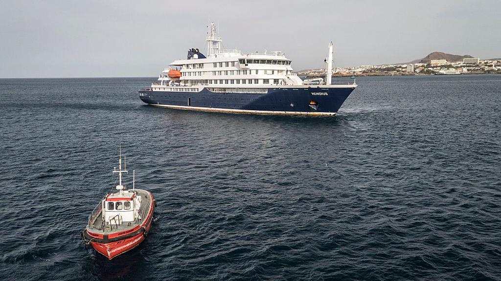 Un crucero afectado por un brote de hantavirus fondea en el puerto de Granadilla, en Tenerife.