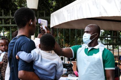 Un trabajador de la salud en el Congo con equipo de protección contra el ébola