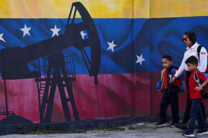 Imagen de un pozo petrolero con el texto 'Las 7 hermanas del petróleo'