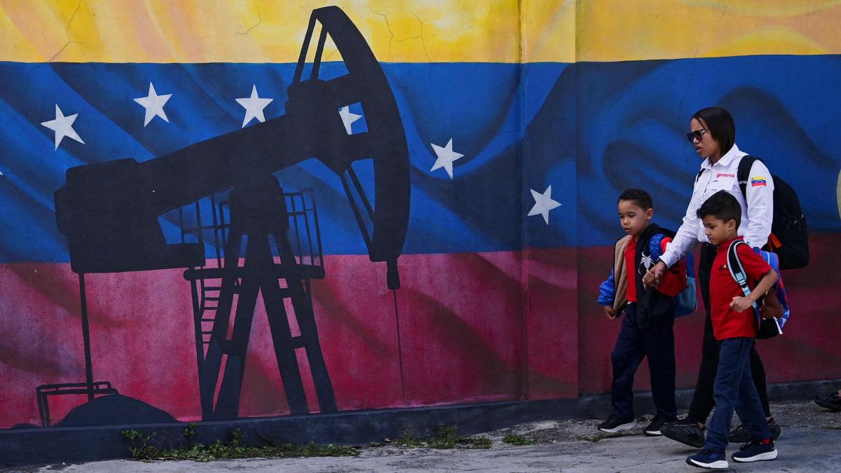 Imagen de un pozo petrolero con el texto 'Las 7 hermanas del petróleo'