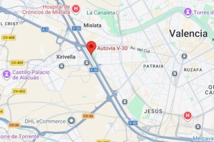 Un vehículo cae al río en la zona seca de la V-30, en Valencia