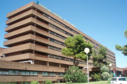 Imagen de una paletizadora en una empresa de setas con un trabajador recibiendo atención médica