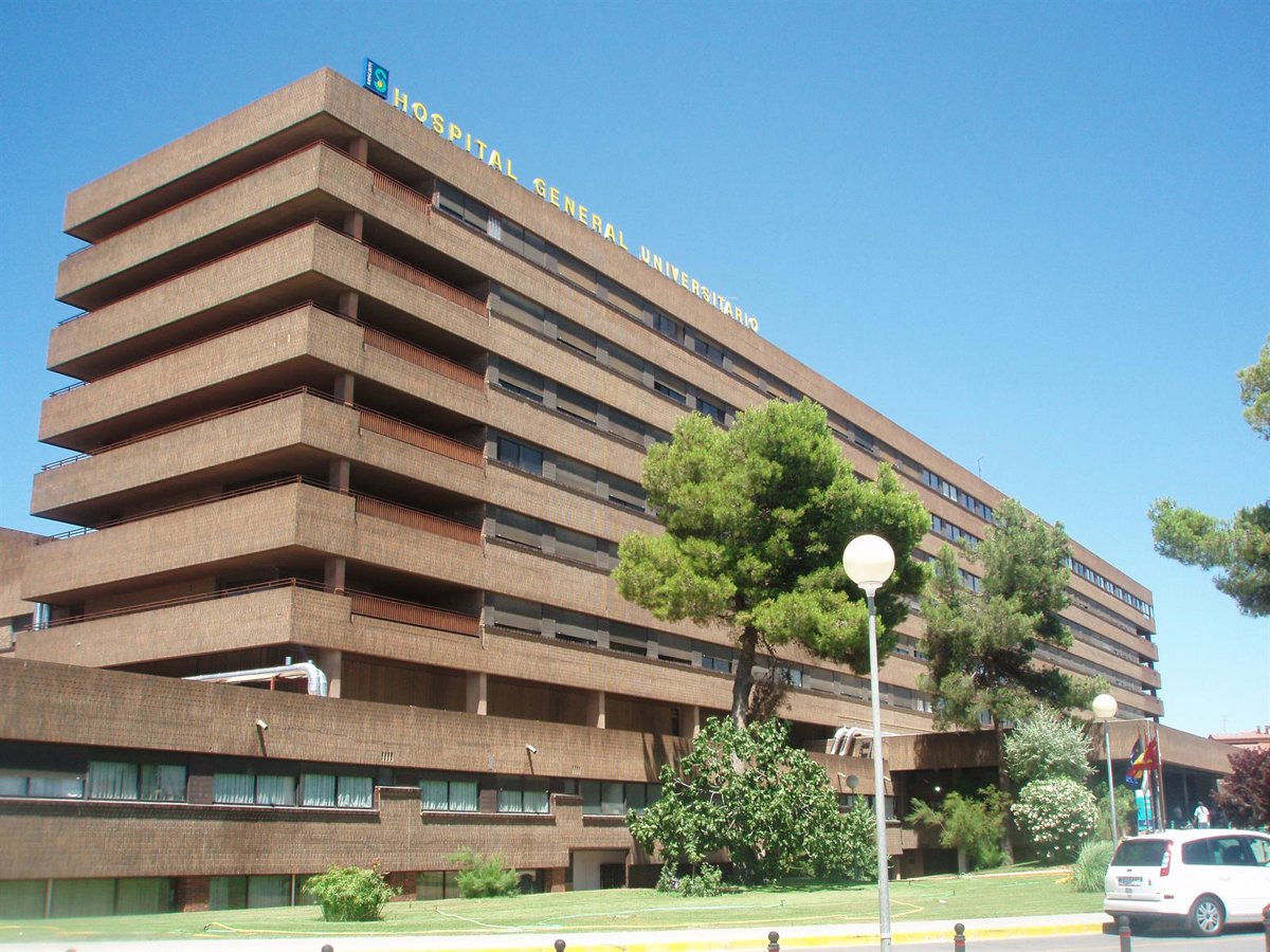 Imagen de una paletizadora en una empresa de setas con un trabajador recibiendo atención médica