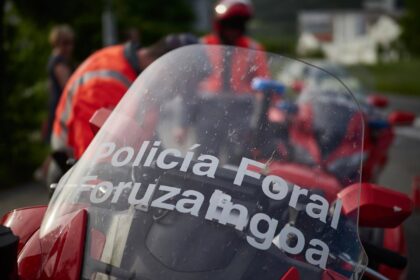 Vehículo choca contra una vivienda en la localidad de Extrarri