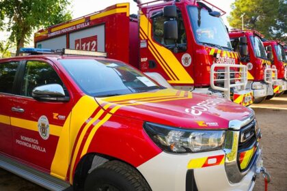 Imagen de un camión de bomberos en una calle con humo