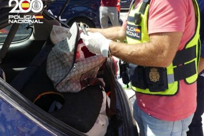 Imagen de un vehículo policial en Maó, tras la detención de un hombre por robos y daños en vehículos