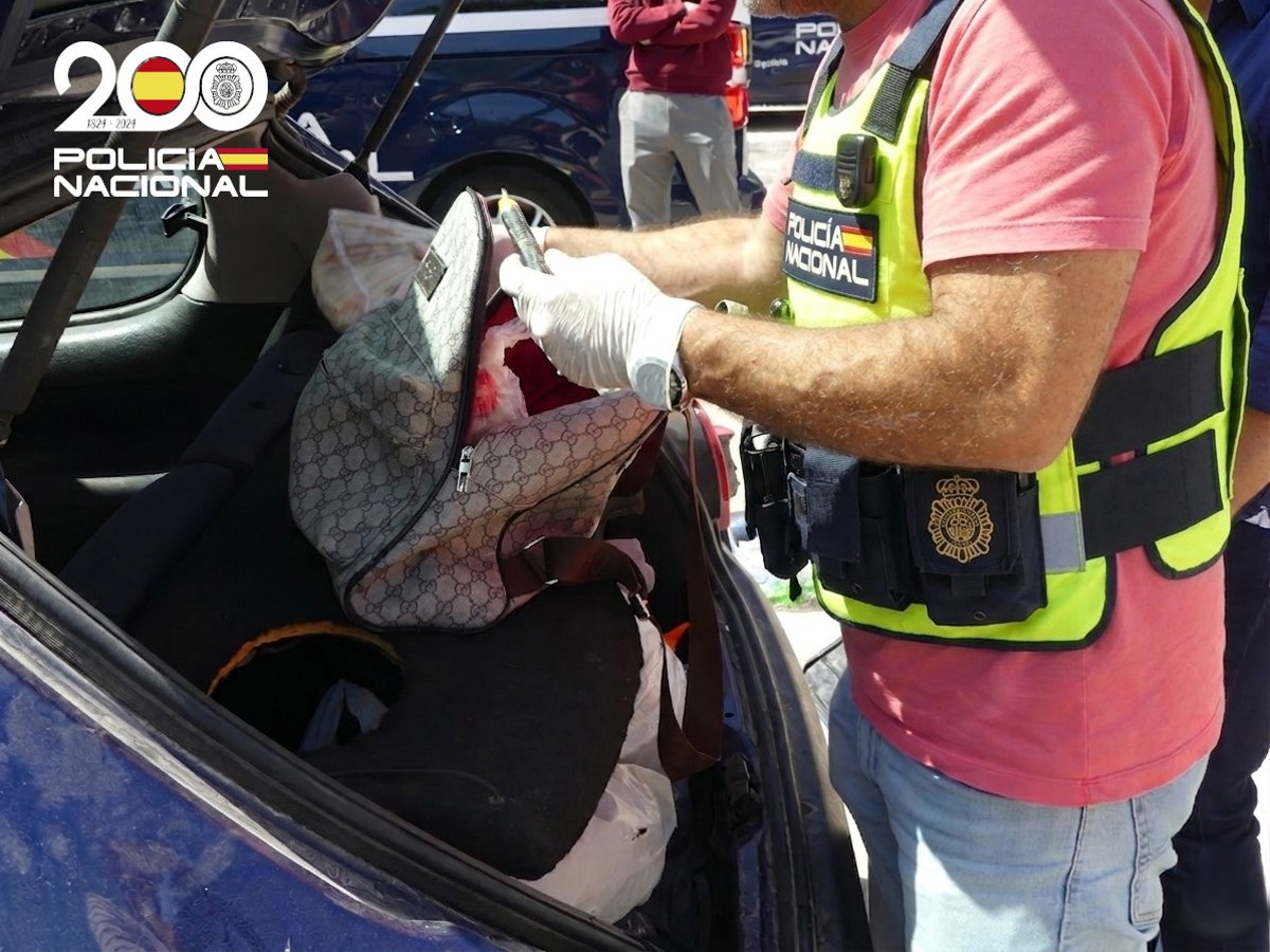 Imagen de un vehículo policial en Maó, tras la detención de un hombre por robos y daños en vehículos