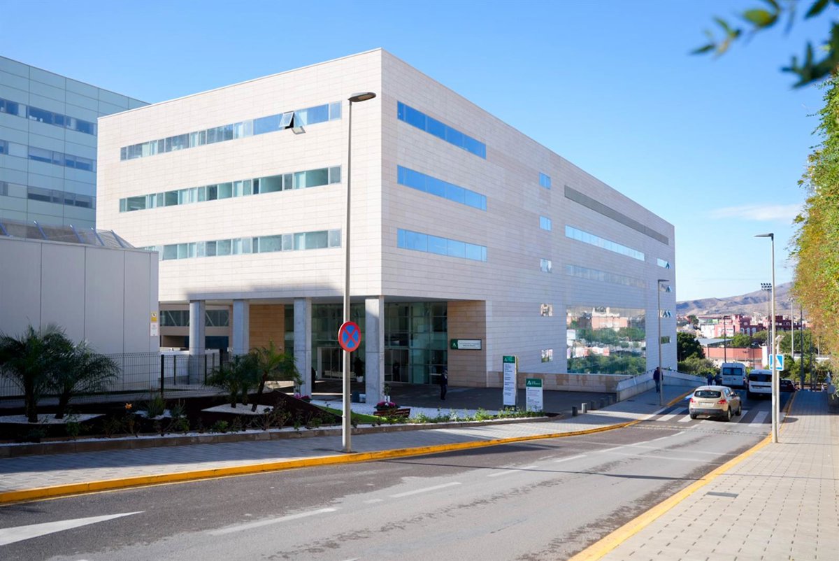 Trabajador herido en el varadero del puerto de Aguadulce tras reventar un neumático