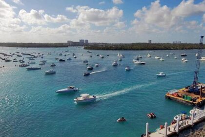 Barco en el mar con una columna de humo saliendo de él, cerca de la costa de Miami