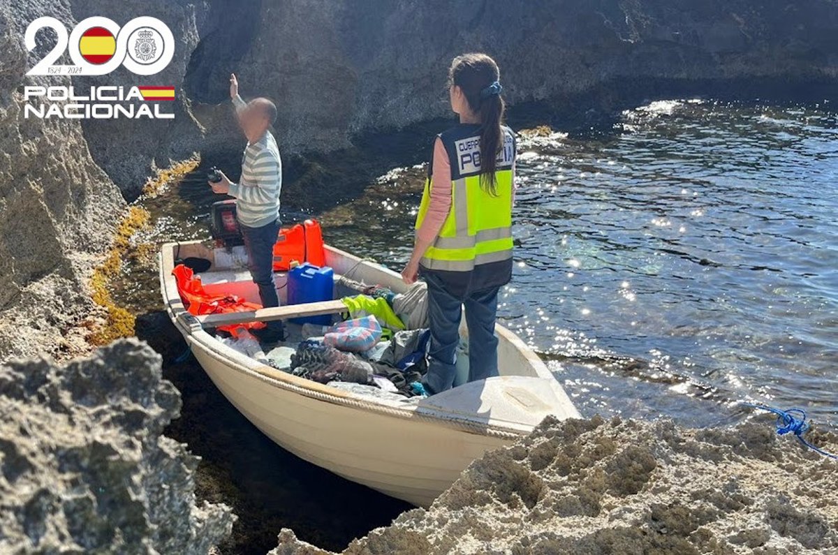 Imagen de una patera en el mar, con gente en peligro.