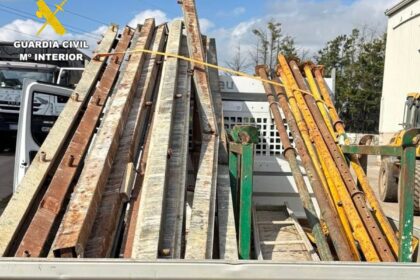 Imagen de materiales de obra robados, incluyendo puntales y andamios, en un terreno de construcción
