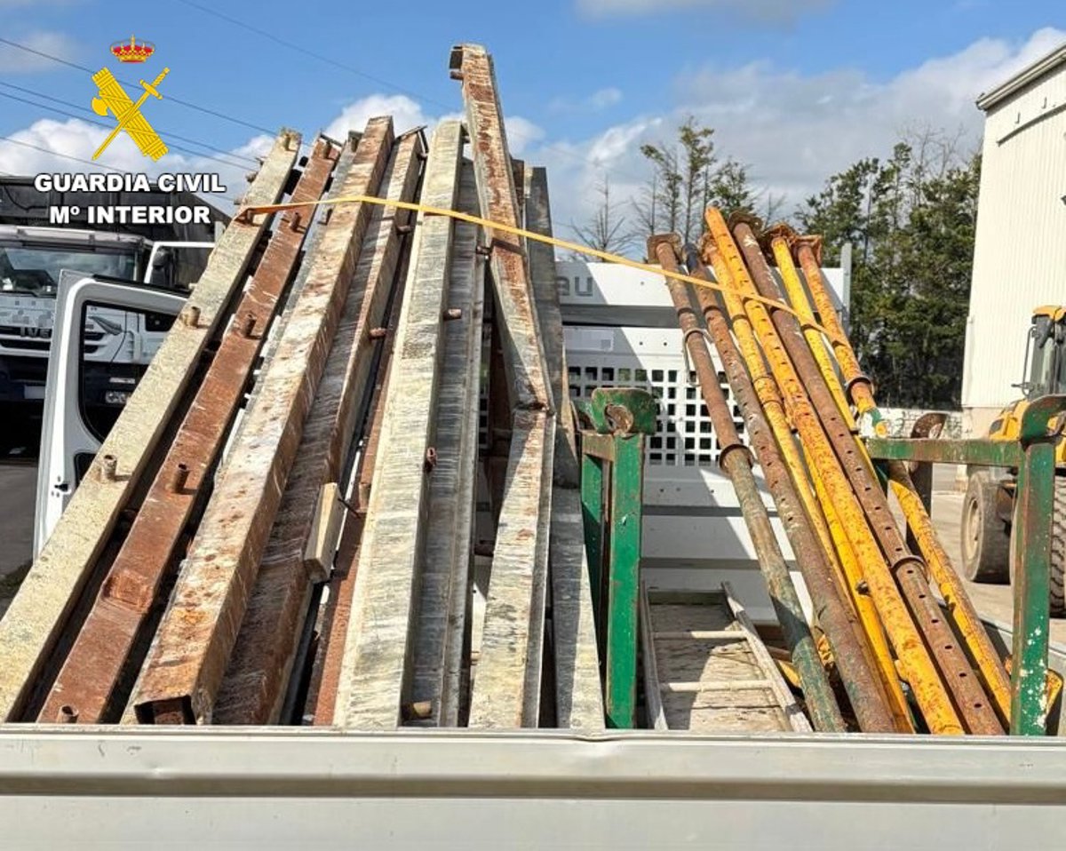 Imagen de materiales de obra robados, incluyendo puntales y andamios, en un terreno de construcción