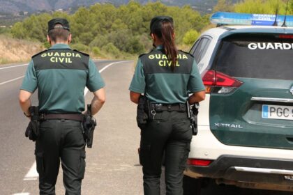 Imagen de una patrulla de la Guardia Civil en una calle de Almogía, Málaga