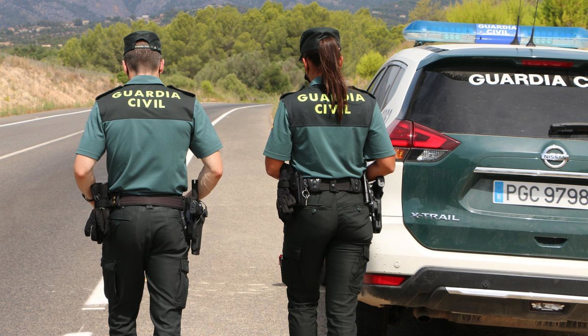 Imagen de una patrulla de la Guardia Civil en una calle de Almogía, Málaga