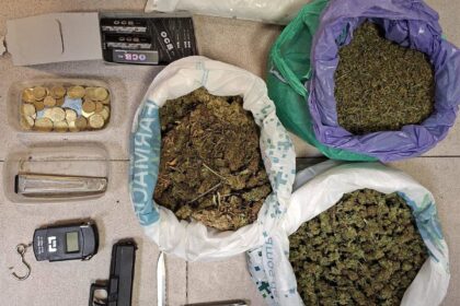 Un kiosco en el Polígono Sur de Sevilla con bolsas de marihuana incautadas por la Policía Local