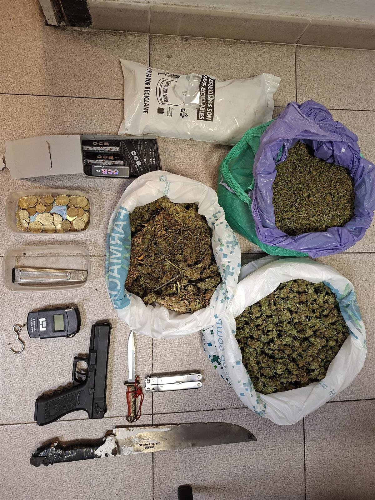 Un kiosco en el Polígono Sur de Sevilla con bolsas de marihuana incautadas por la Policía Local