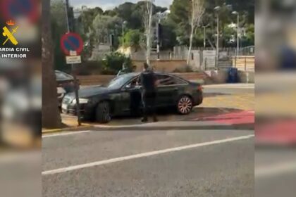 Imagen de un agente de la Guardia Civil deteniendo a un hombre con una orden de arresto internacional por tráfico de drogas