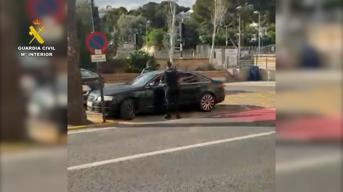 Imagen de un agente de la Guardia Civil deteniendo a un hombre con una orden de arresto internacional por tráfico de drogas