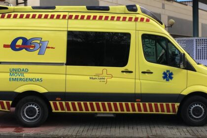 Motorista siendo atendido por sanitarios tras sufrir un accidente de tráfico en una carretera