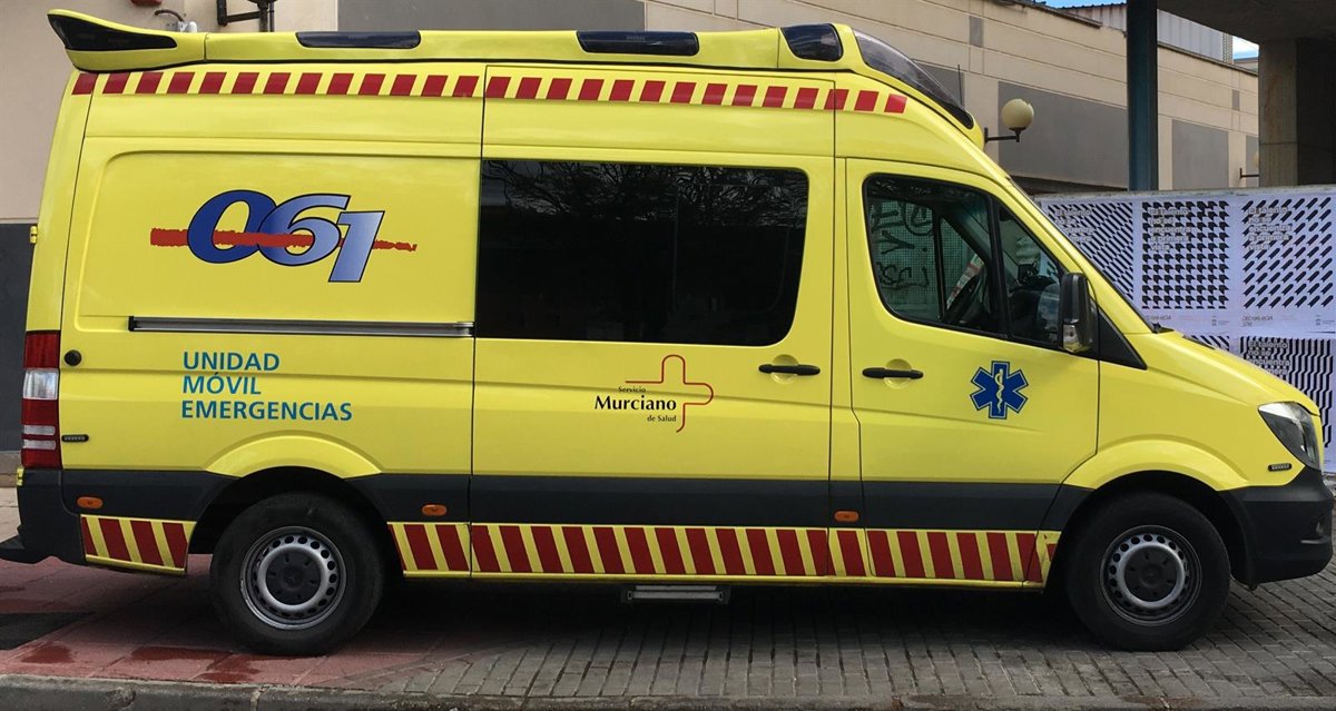 Motorista siendo atendido por sanitarios tras sufrir un accidente de tráfico en una carretera