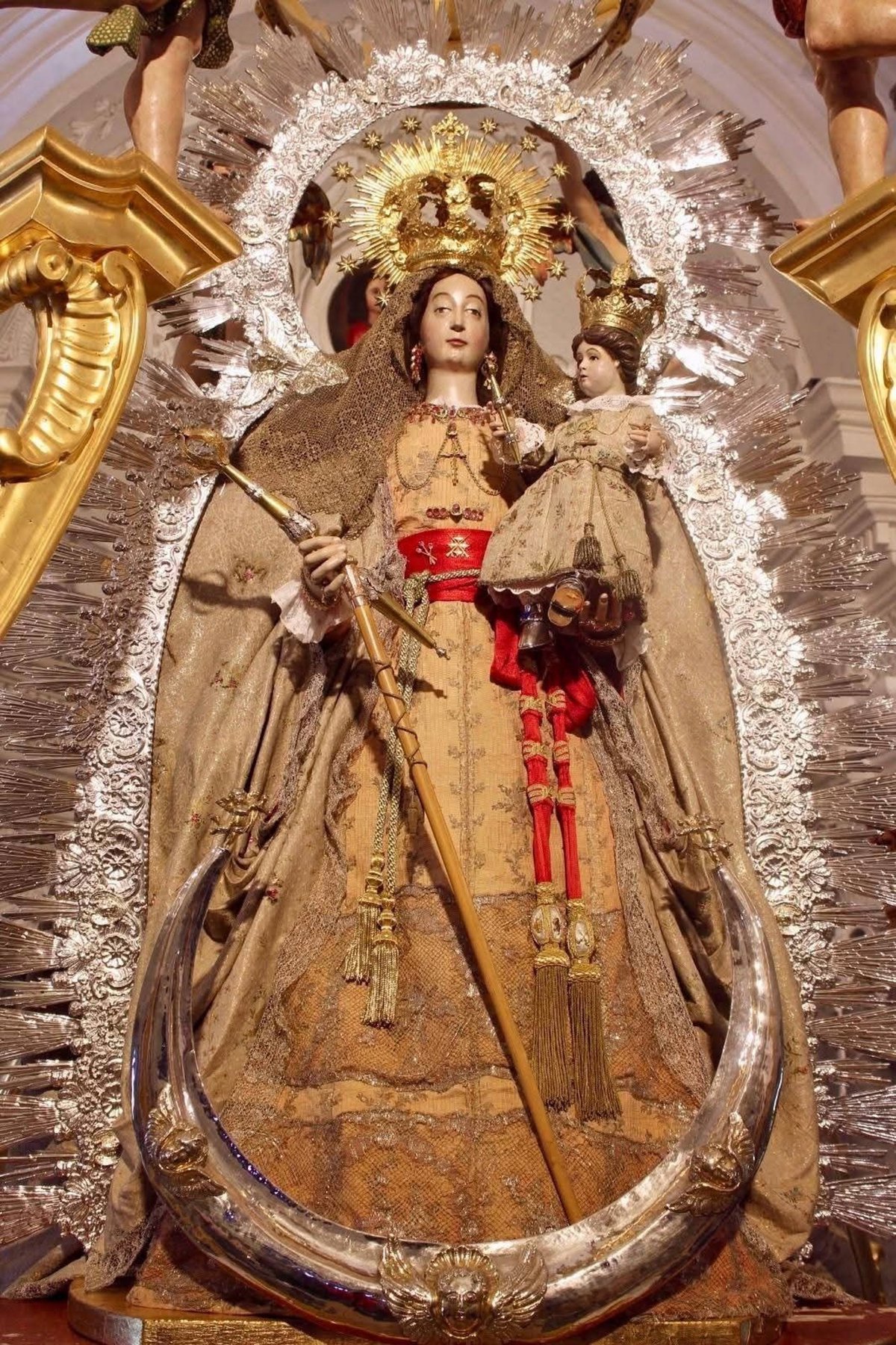 La Virgen de los Remedios sin joyas tras el robo en Fregenal de la Sierra