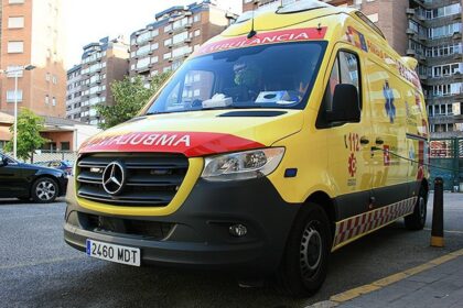 Turismo volcado en la A-6 con un herido atrapado en su interior