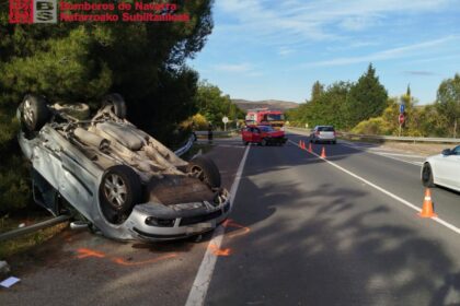 Vehículos siniestrados y equipos de emergencia en el lugar del accidente en San Adrián