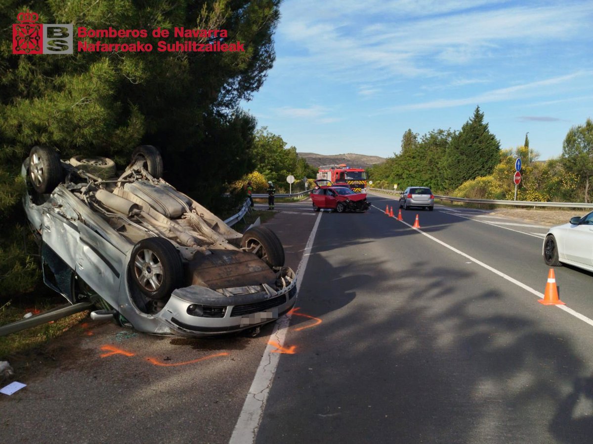 Vehículos siniestrados y equipos de emergencia en el lugar del accidente en San Adrián