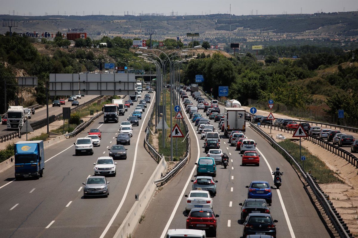 Imagen de una carretera interurbana en Andalucía con un ambiente de seguridad y tranquilidad