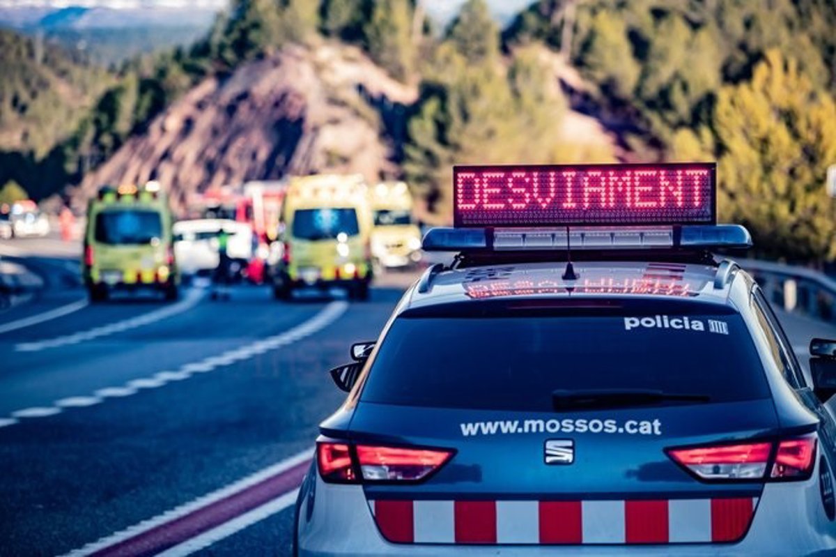 Un camión en llamas en la AP-7 con una gran columna de humo en el fondo