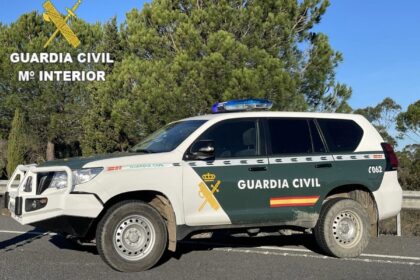Imagen de un banco con agentes de la Guardia Civil en las proximidades
