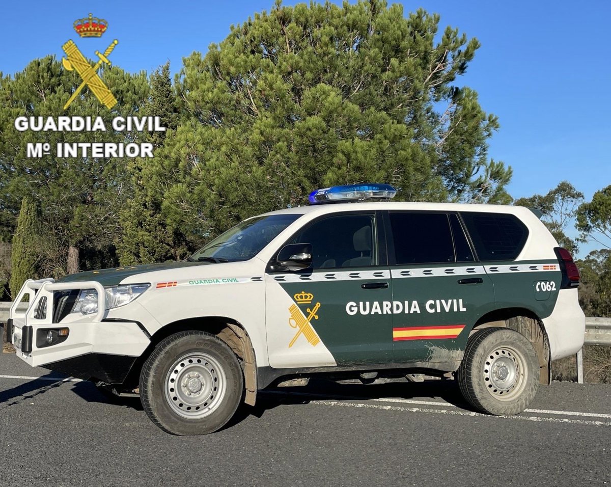 Imagen de un banco con agentes de la Guardia Civil en las proximidades